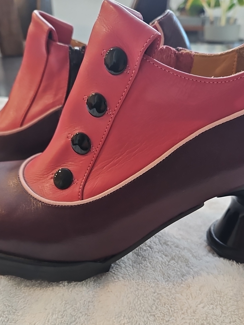 John fluevog Pink & Wine Iconic Bunny Bootie Button Accent Heels Sz 9.5 - Picture 4 of 8